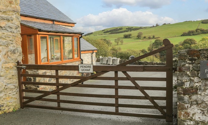 Corwen Cottage | PENDRE UCHAF, pet friendly, character holiday cottage in Melin-Y-Wig