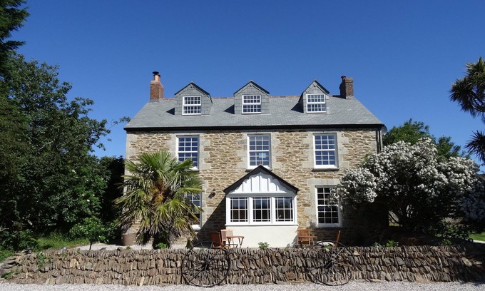 Trispen Bed & Breakfast | Pengelly Farmhouse B&B