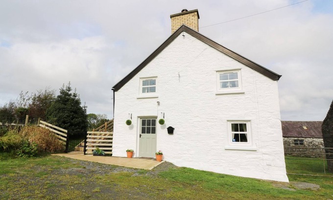 Bontnewydd Cottage | PENGLANOWEN FAWR, pet friendly, with open fire in Llangwyryfon
