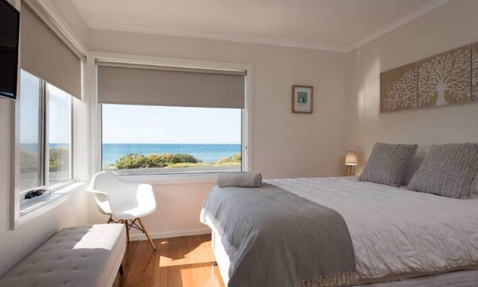 Penguin House | Penguin Beach House - seaside getaway
