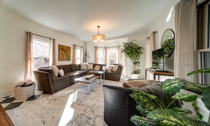 Peninsula House | Peninsula Paradise - Walk to Hiking and Shopping!