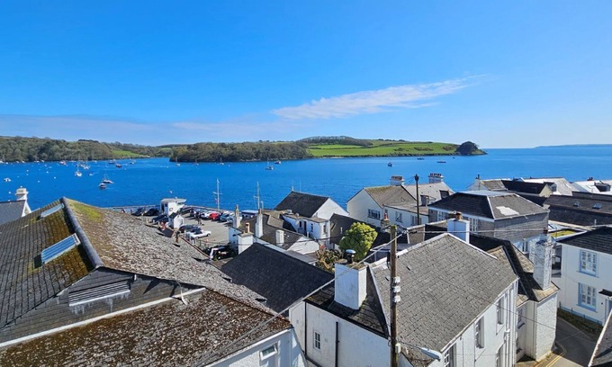 St. Mawes Cottage | Pennant - an apartment that sleeps 4 guests in 2 bedrooms