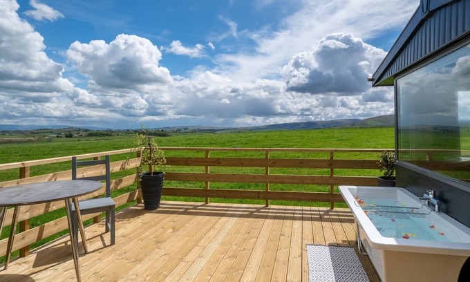 Penrith Cabin | Pennine View - Fantastic views with outdoor bathtub