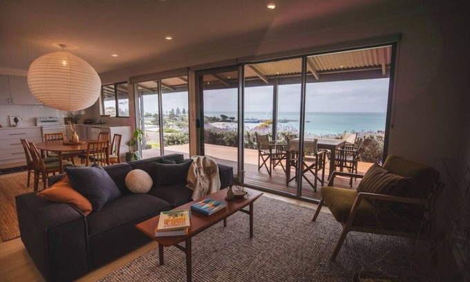 Penneshaw Cottage | Penny Shack: sweet KI cottage with sea views