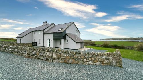 Ty Croes House | Penrhyn Isa Un