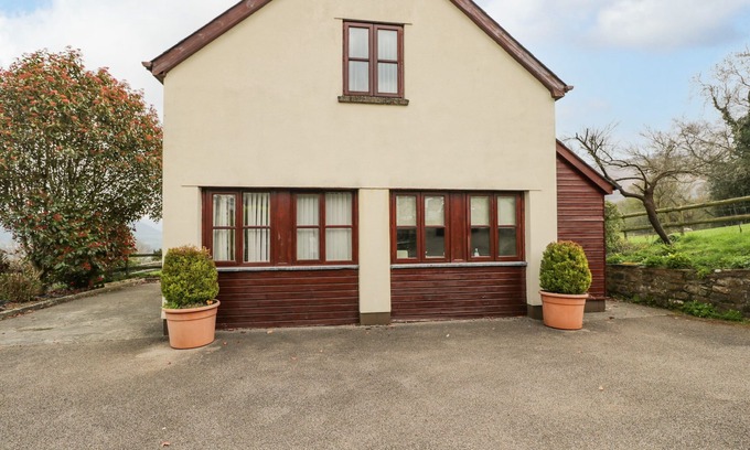 Abergavenny Cottage | PENROSE COTTAGE, family friendly, with a garden in Govilon