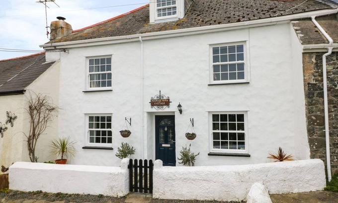 Helford Passage Cottage | PENROSE FARM COTTAGE, pet friendly, with a garden in St Keverne