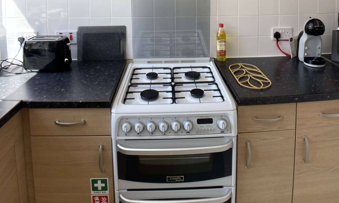 Swindon Other | Penrose Serviced House - 5 Bedrooms, Free Parking, WIFI & Netflix