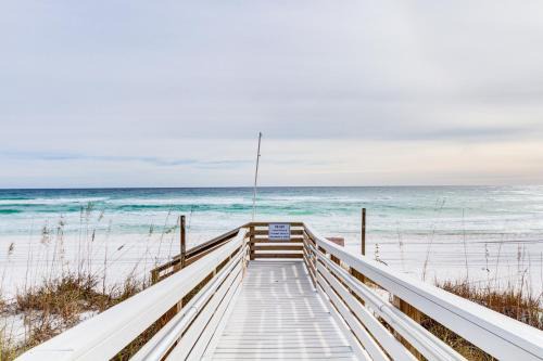 Pensacola Beach Apartment | Pensacola Beach Condo with Patio and Access to Beach!
