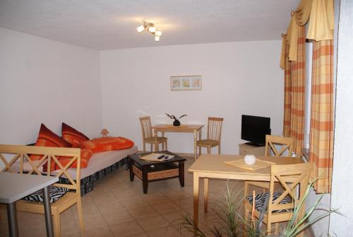Wriezen House | Pension am Radweg & Ristorante Juani