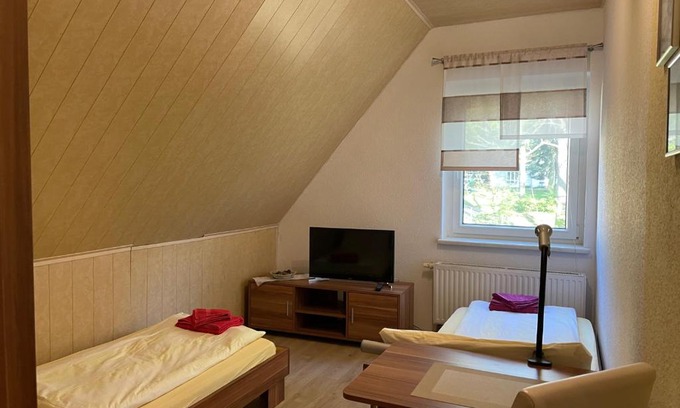 Borna-Heinersdorf House | Pension Evi