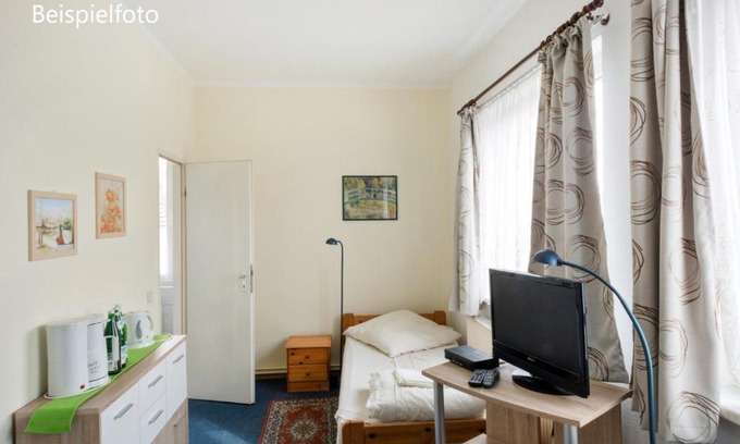 Dallgow-Doeberitz House | Pension GP3, Zimmer mit Kochnische und Duschbad vor den Toren Berlins