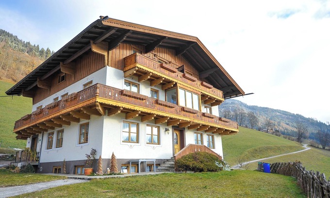 Stuhlfelden Apartment | Pension Grubhof FW C, Stuhlfelden, sunny location, valley view, family-friendly.