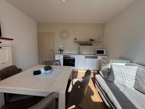 Ribnitz-Damgarten Apartment | Pension Hirschburg Ferienwohnung 11 - Bad Sülze