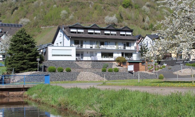 Sankt Aldegund Apartment | Pension Mosella , Wohnung mit Balkon und Moselblick