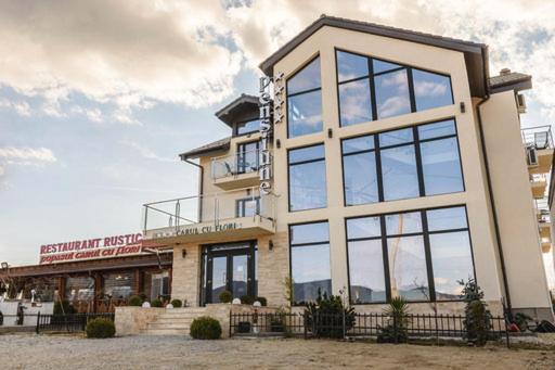 Oravita House | Pensiunea Carul cu flori