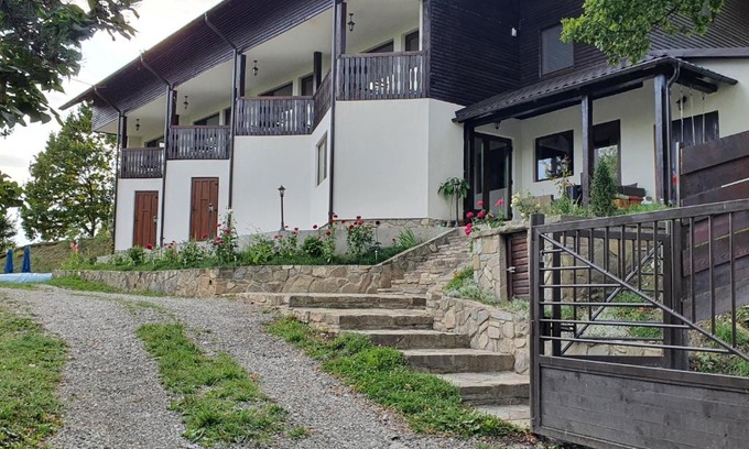 Hangu House | Pensiunea Sara pe deal