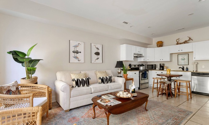 Downtown Charleston House | Pentas Home: Historic Secluded Haven