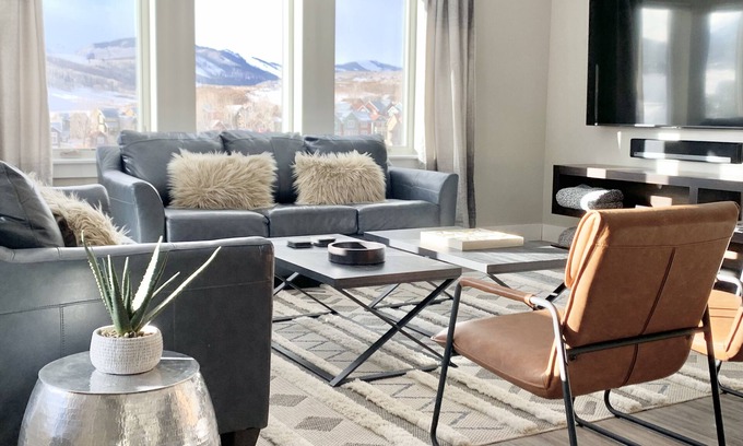 Crested Butte Condo | Penthouse #4 Panoramic Views, Hot Tub, 75" & 55" TVs, Sonos, Free Town & Ski Bus