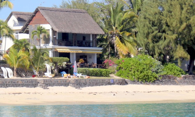 Pereybere Apartment | Penthouse Apartment in luxury beachfront villa