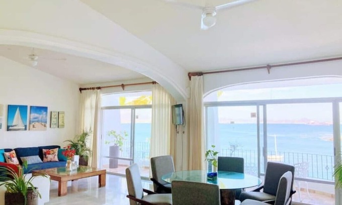 Manzanillo House | Penthouse apartment, 2 floors, ocean front.