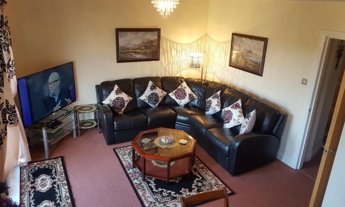 Gorgie Apartment | Penthouse Apartment Sleeps 11