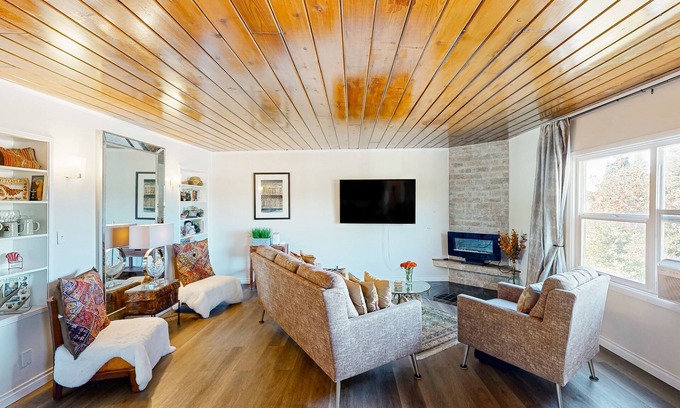West Eugene Apartment | Penthouse apartment with private patio, grill, WiFi, workspace, shared W/D