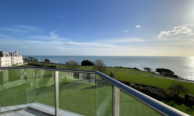 Folkestone Apartment | Penthouse balcony apartment with panoramic sea views