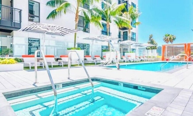 Hollywood Condo | Penthouse + Balcony + Pool view. Welcome Champagne! Hollywood Sign! Free to park