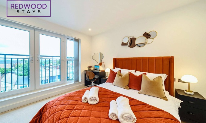 Rushmoor District Apartment | Penthouse | FREE Parking | Balcony | Hi-Speed WiFi