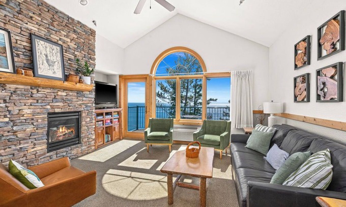 Two Harbors Condo | Penthouse king suite with pool & hot tub