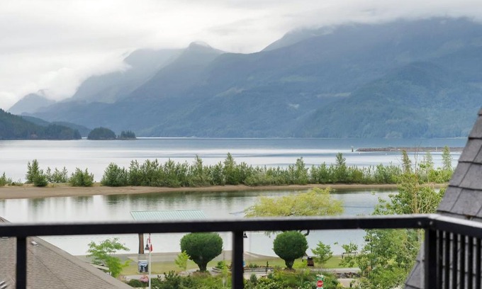 Harrison Hot Springs House | Penthouse Lake Home - 3BR w Amazing View & Deck
