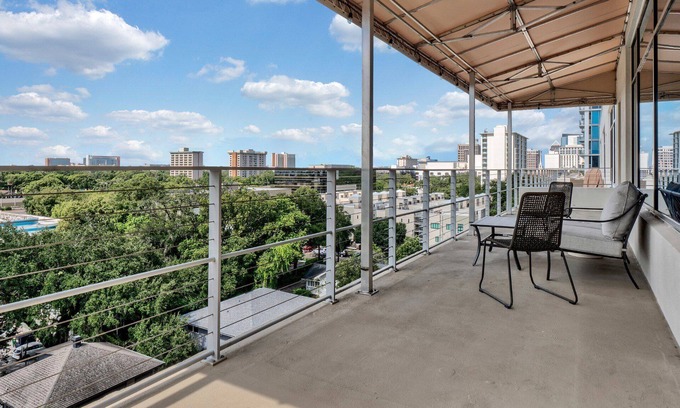 South Eola Condo | PENTHOUSE Modern/Stylish Open floor plan w/parking