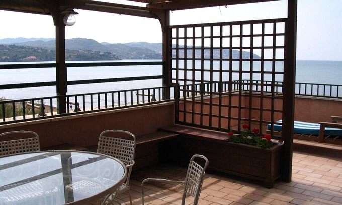 Giannella Apartment | PENTHOUSE ON THE BEACH WITH DIRECT ACCESS TO THE BEACH GIANNELLA