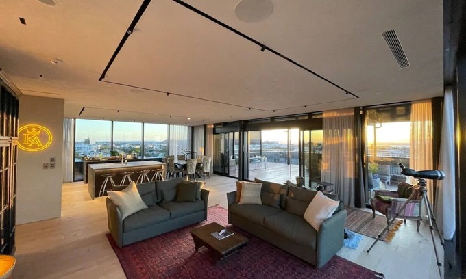 Eden Terrace Apartment | Penthouse Perfection With Sunset/City Views & Huge Louvretec Covered Deck