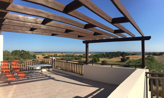 Tersefanou Condo | Penthouse studio with sea view near the airport