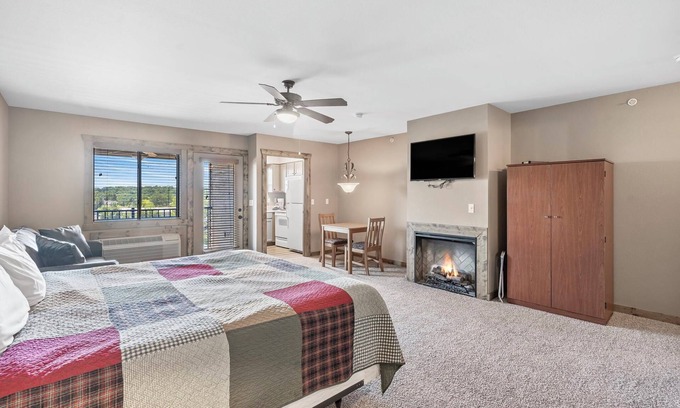 Indian Point Condo | Penthouse Suite, Gorgeous View of Table Rock Lake