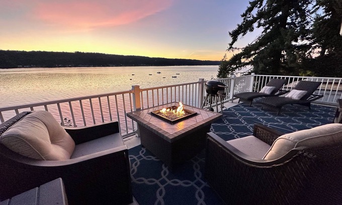 Erlands Point-Kitsap Lake Apartment | Penthouse Suite [Hot Tub/Kayaks] at Chico Bay Inn