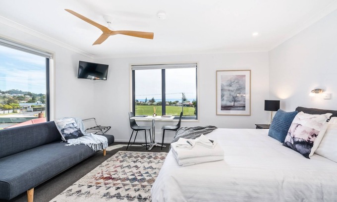 Penguin House | Penthouse Suite Madsen Retreat Boutique Guesthouse Penguin NW Tasmania