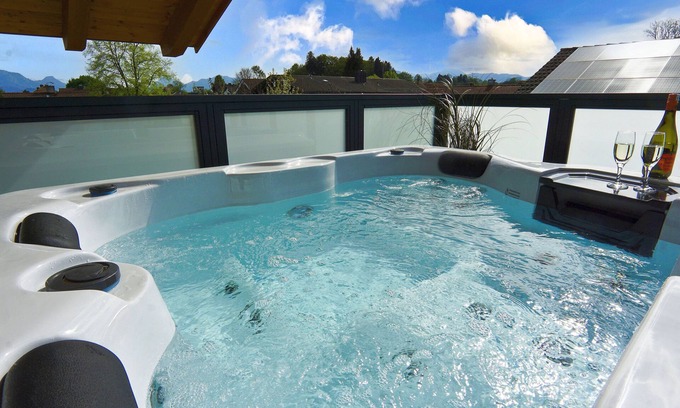 Rosenheim Apartment | Penthouse suite with romantic whirlpool in privacy. Ideal for couples