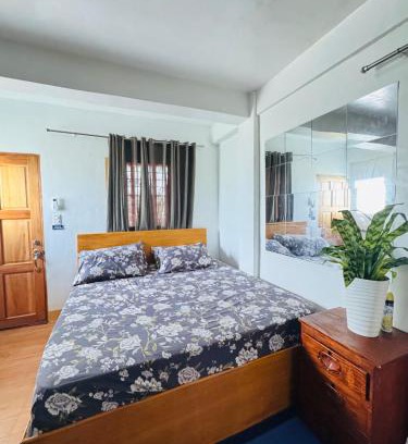 Virac House | Penthouse Unit with OceanView, Wifi, Free Parking at Sonia's Island Stay
