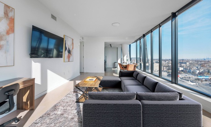 Orange Apartment | Penthouse views of NYC - Free Parking - BOOK NOW