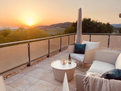 Waldkirchen Apartment | Penthouse-Villa, Panoramablick, XXL-Terrasse, Tischfussball