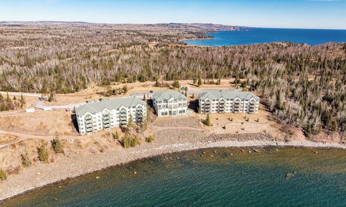 Two Harbors Condo | Penthouse w/pool & hot tub