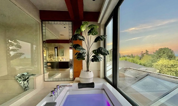 Delta Bed & Breakfast | Penthouse w/Pool + Hot Tub
