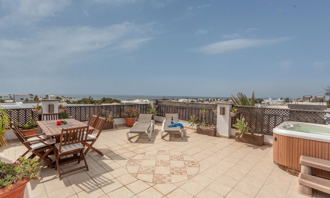Costa Teguise Apartment | Penthouse with Jacuzzi, Sea & Volcano View