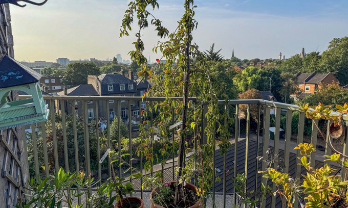 St. George's Apartment | Penthouse with wraparound balcony - amazing light and views of London