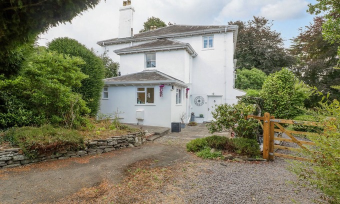 Llanwenarth Cottage | PENTRE COURT COTTAGE, pet friendly, with a garden in Abergavenny