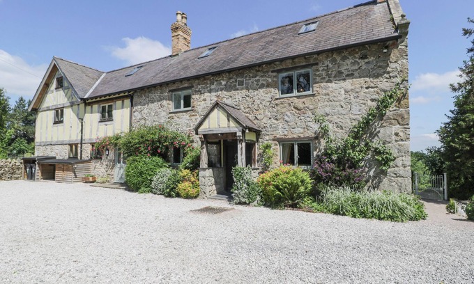Bronygarth Cottage | PENTRE HALL, pet friendly, character holiday cottage in Bronygarth