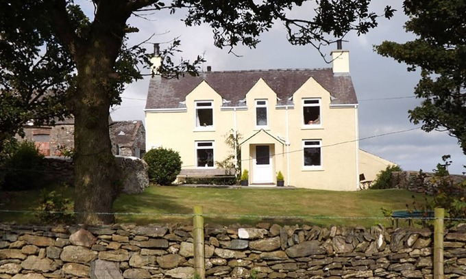 Amlwch Cottage | PENTREHEULYN, pet friendly, with open fire in Carreglefn